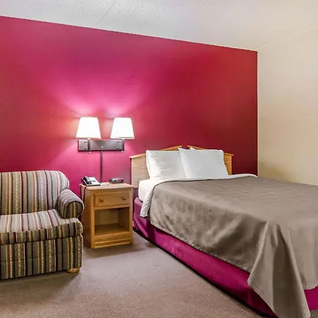 Rodeway Inn Hesston Exterior photo